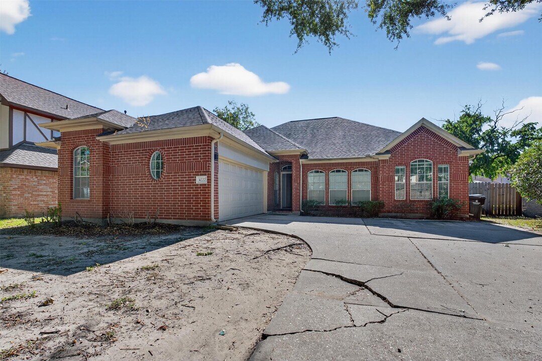 4227 Meadowchase Ln in Houston, TX - Foto de edificio