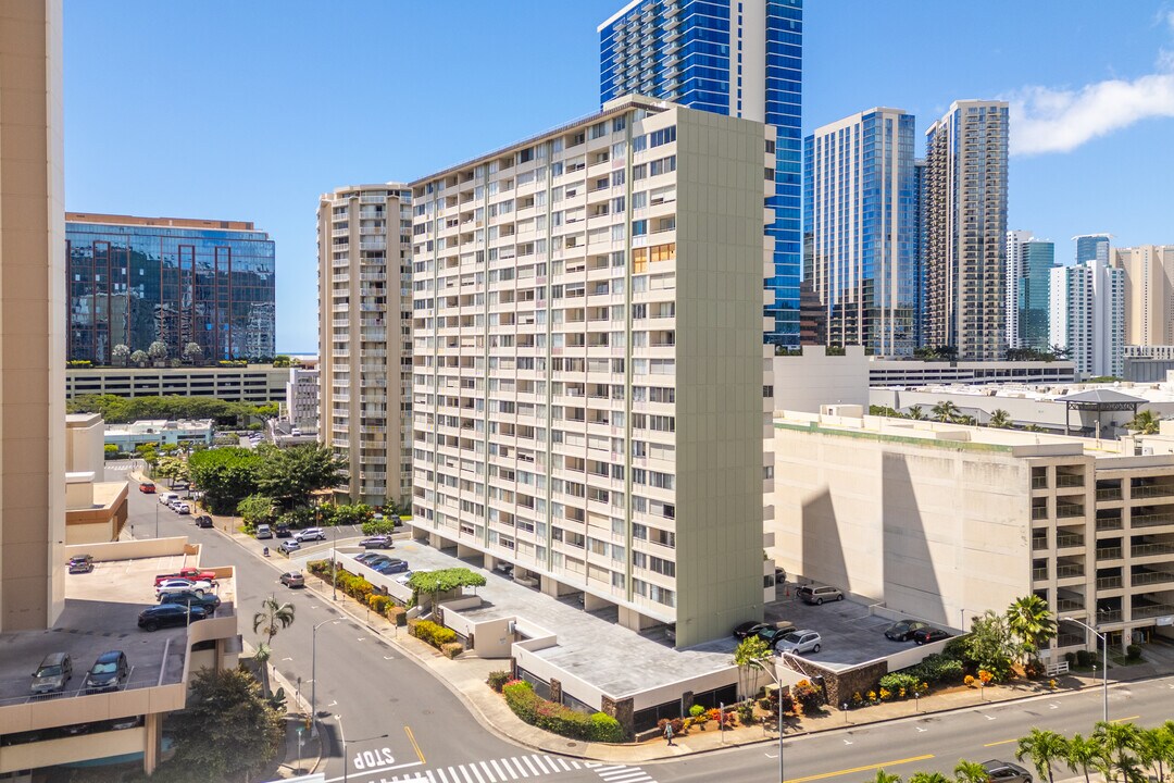 The Woodrose in Honolulu, HI - Building Photo