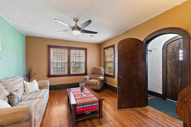 811 Ellwood Ave in Dekalb, IL - Building Photo - Building Photo