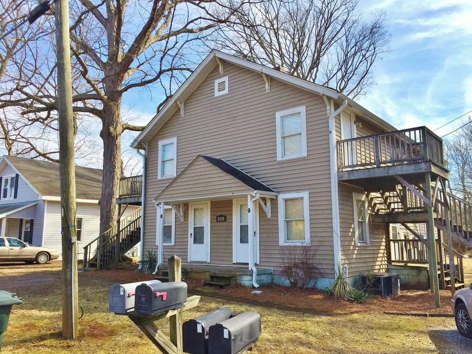 206 Charles St in Greensboro, NC - Foto de edificio