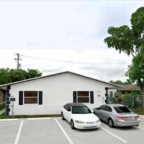 221 NE 40th St in Oakland Park, FL - Building Photo
