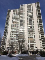 1460 N Sandburg Terrace in Chicago, IL - Building Photo