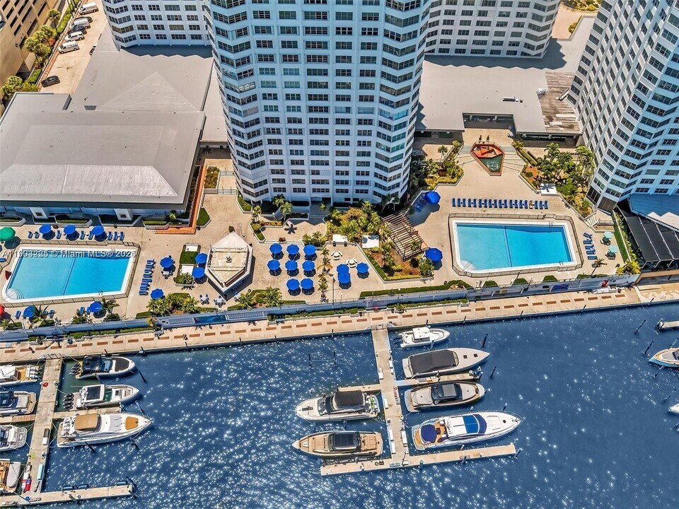 801 Brickell Bay Dr, Unit 970 in Miami, FL - Foto de edificio