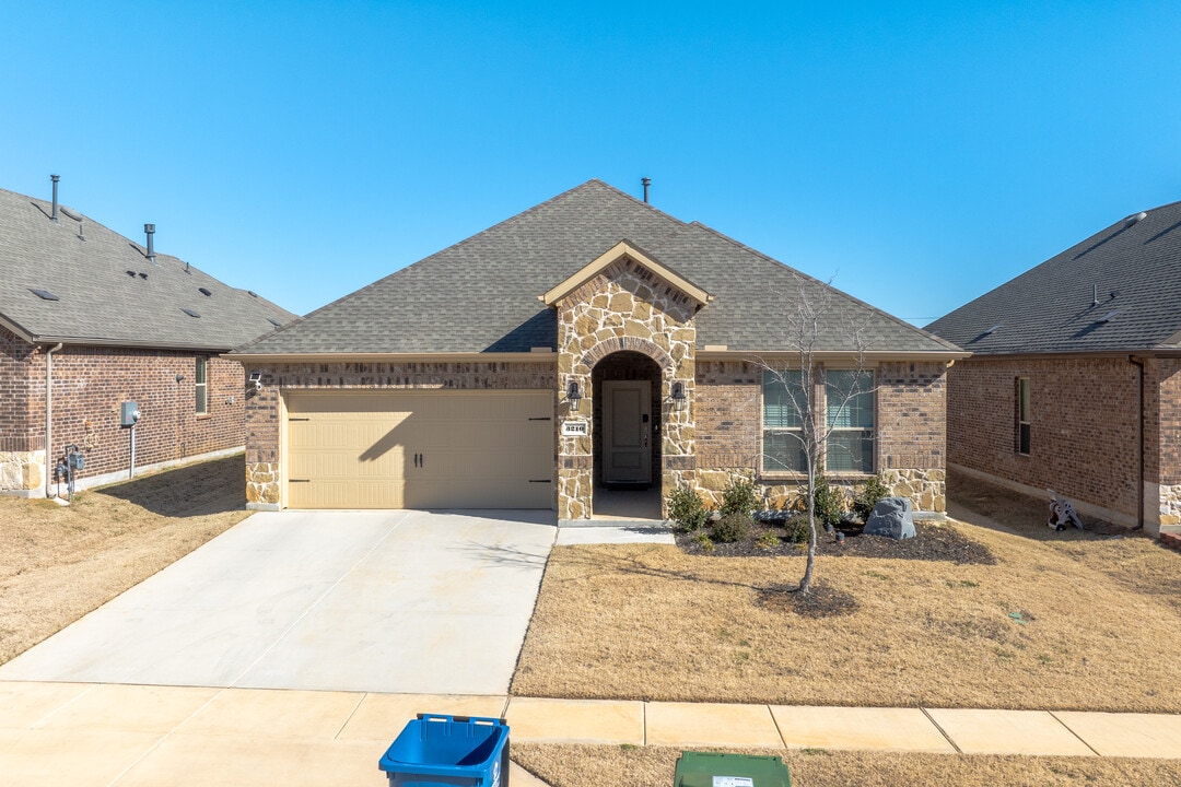 10529 Ponderosa Trl in Aubrey, TX - Building Photo