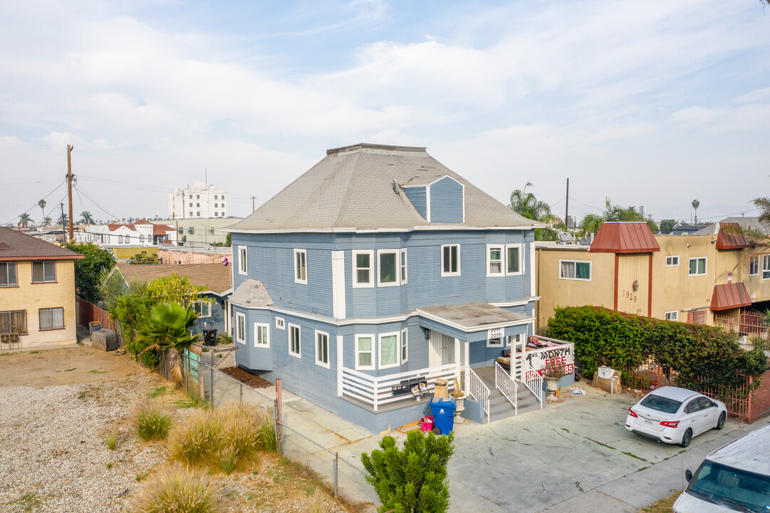 2011 Arlington Ave in Los Angeles, CA - Foto de edificio