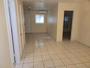 1560 NE 111th St in Miami, FL - Building Photo - Building Photo