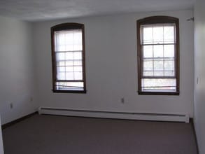 3 Woodward St in Cumberland, RI - Foto de edificio - Building Photo