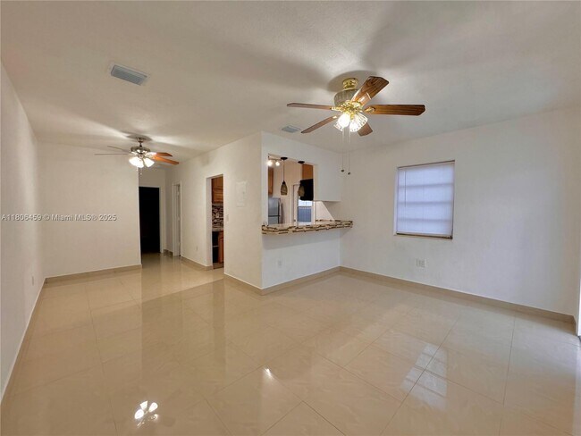 4885 NW 4th St-Unit -4885 in Miami, FL - Foto de edificio - Building Photo