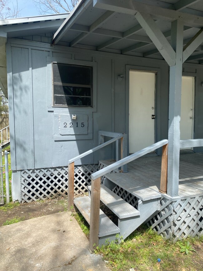 2215 E 11th St in Texarkana, AR - Foto de edificio - Building Photo