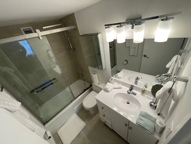 905 Brickell Bay Dr in Miami, FL - Building Photo - Building Photo