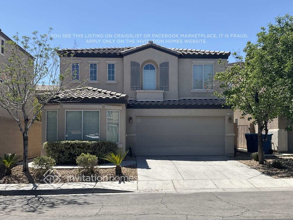 8843 S Canyon Saddle St in Las Vegas, NV - Building Photo