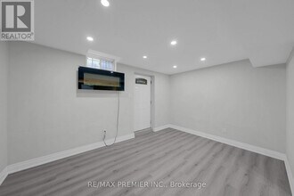 370 Highglen Ave in Markham, ON - Building Photo - Building Photo