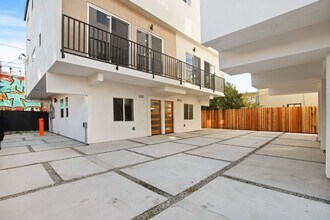 828 N Detroit St in Los Angeles, CA - Foto de edificio - Building Photo