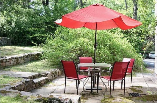 301 Mill Rd in New Canaan, CT - Foto de edificio - Building Photo