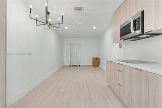 55 SW 13th St in Dania Beach, FL - Foto de edificio - Building Photo