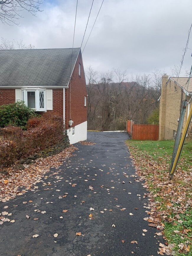 827 Garlow Blvd in Pittsburgh, PA - Building Photo - Building Photo