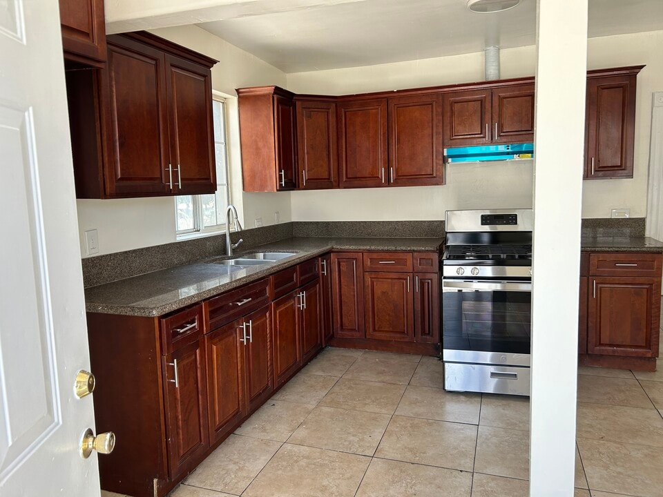 4221 S Olive St in Los Angeles, CA - Building Photo