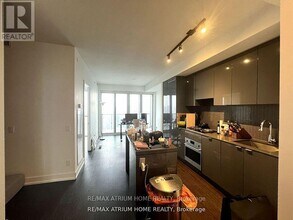 7-4107 Grenville St in Toronto, ON - Building Photo - Building Photo