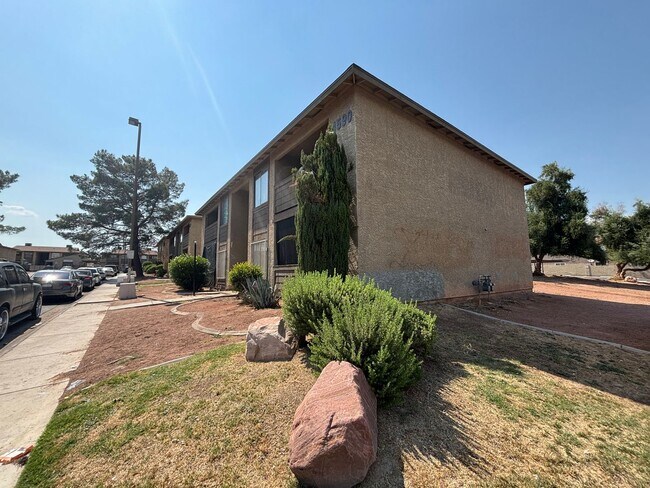 4590 Carriage Park Dr in Las Vegas, NV - Building Photo - Building Photo