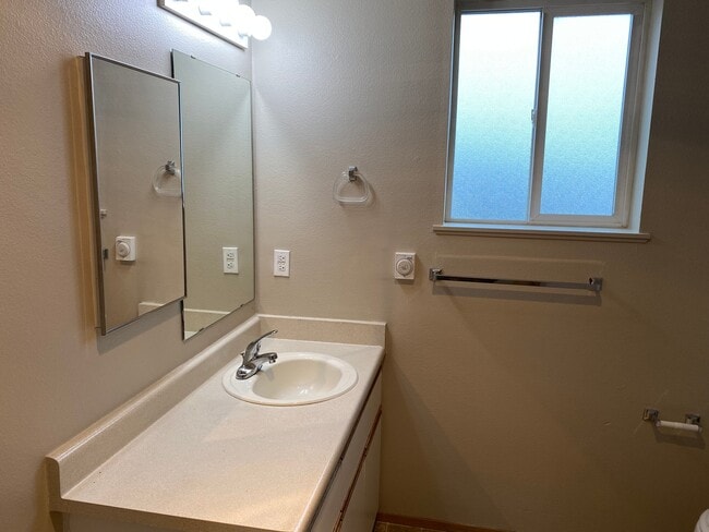 334 Wells Ave S, Unit 318