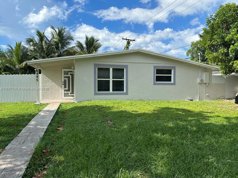 5771 SW 38th Ct in Davie, FL - Building Photo