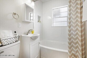 93 Lewis St in Atlantic Beach, FL - Foto de edificio - Building Photo