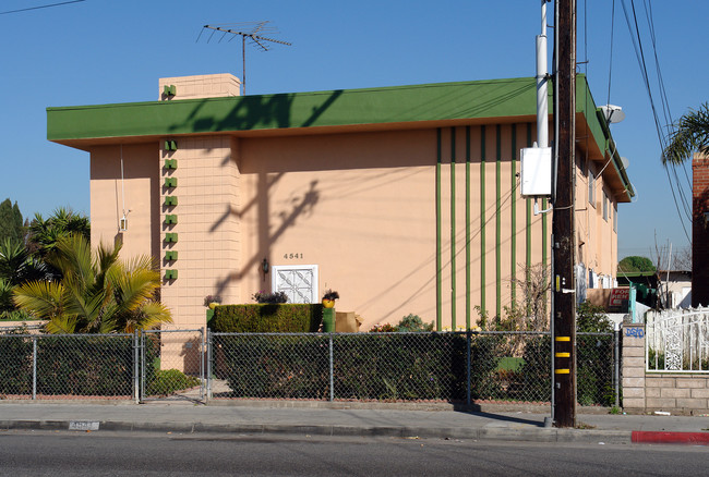 4541 W Lennox Blvd in Inglewood, CA - Building Photo - Building Photo