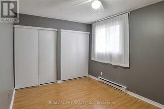 2 Christine Pl in Orillia, ON - Building Photo - Building Photo