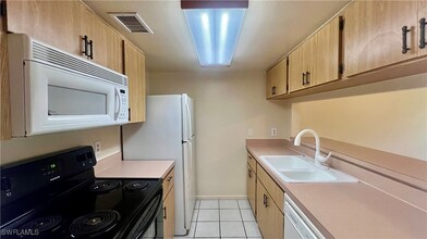 13160 Kings Point Dr in Ft. Myers, FL - Building Photo - Building Photo