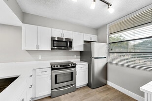 3636 Whitehall Dr in West Palm Beach, FL - Building Photo