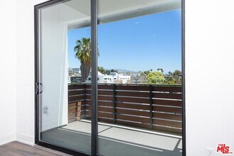 1319 N Martel Ave-Unit -102 in Los Angeles, CA - Building Photo - Building Photo