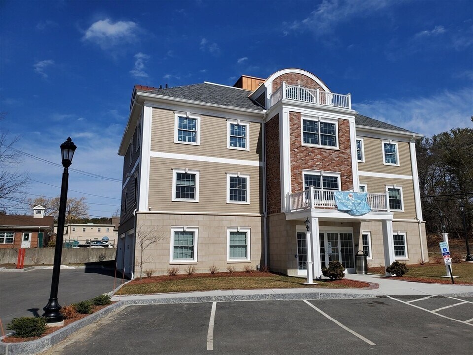 131 Cambridge St in Burlington, MA - Building Photo