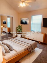 1008C NE Whispering Winds Ct in Lee's Summit, MO - Foto de edificio - Building Photo
