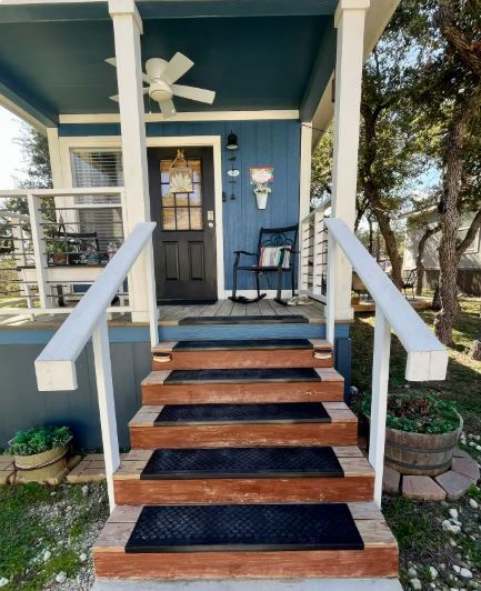 1183 Lavaca in Canyon Lake, TX - Building Photo