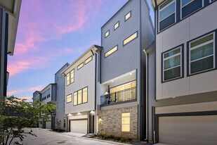 5815 Fairdale Ln in Houston, TX - Building Photo