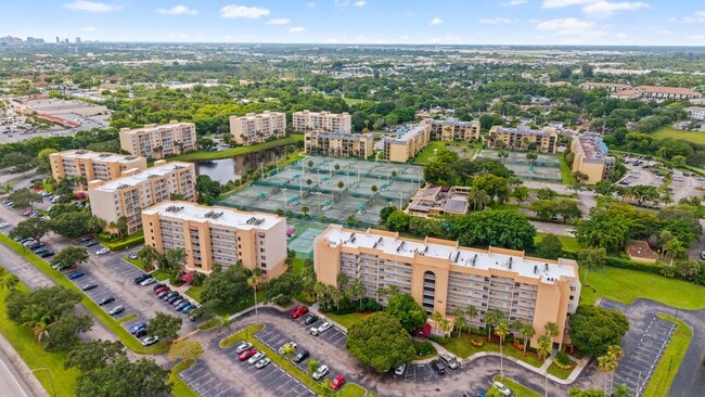 Tennis Towers Apartments in West Palm Beach, FL - Foto de edificio - Building Photo