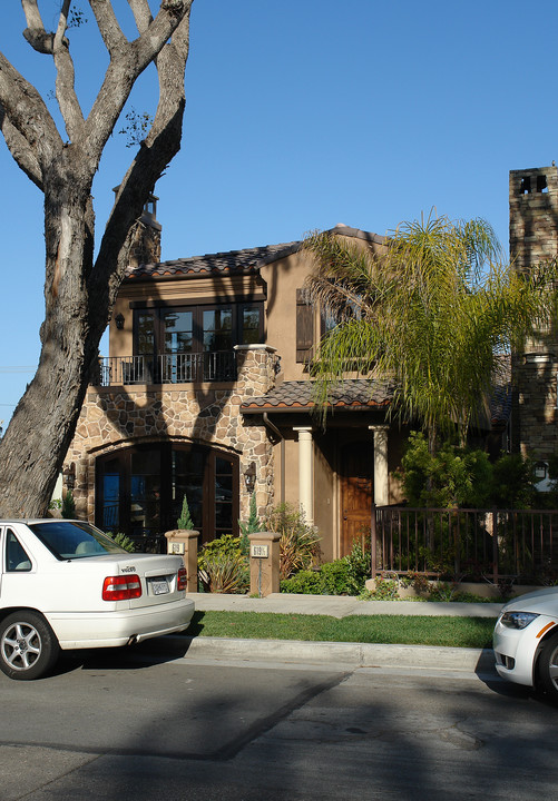 619 Poppy Ave in Corona Del Mar, CA - Foto de edificio