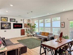 1200 Willow Dr in Canyon Lake, TX - Foto de edificio - Building Photo