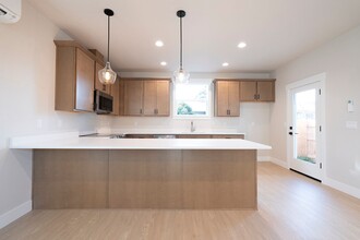 15878 SE Washington Ct in Portland, OR - Foto de edificio - Building Photo