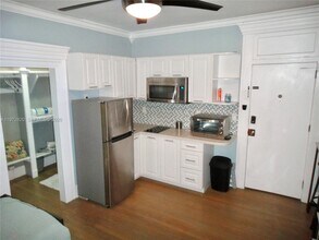 124 Mendoza Ave in Coral Gables, FL - Foto de edificio - Building Photo