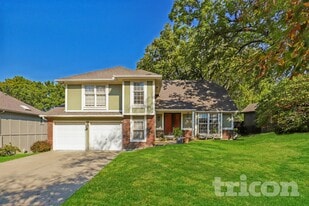 5208 NW Walden Dr in Kansas City, MO - Building Photo