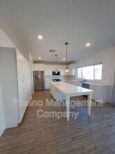 911 Blue Oak Lane W in Madera, CA - Building Photo - Building Photo
