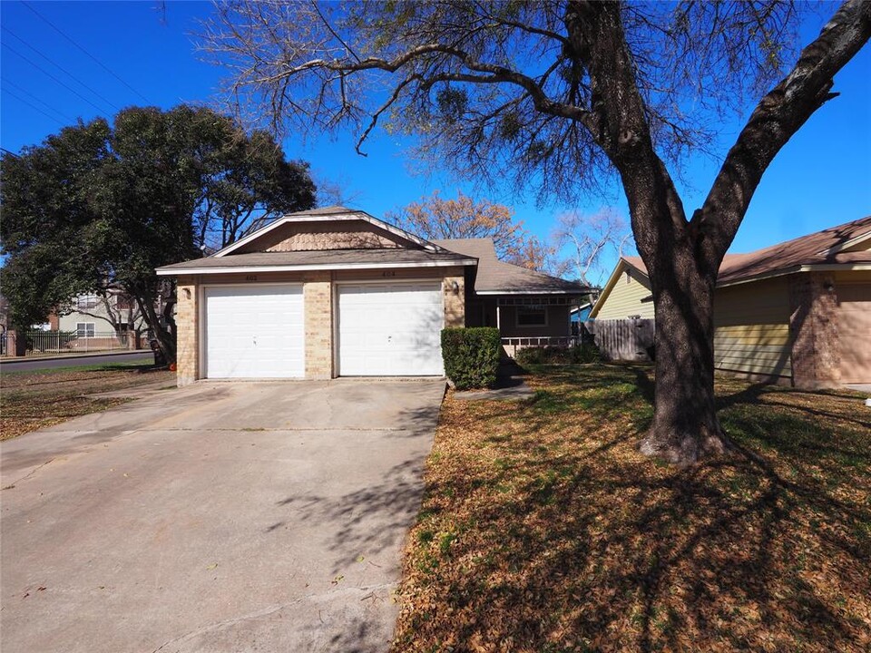 404 Burlwood Ct in Round Rock, TX - Foto de edificio