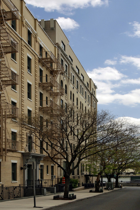 Riverfront in New York, NY - Building Photo