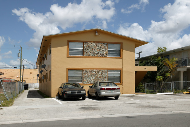 75 W 8th St in Hialeah, FL - Foto de edificio - Building Photo