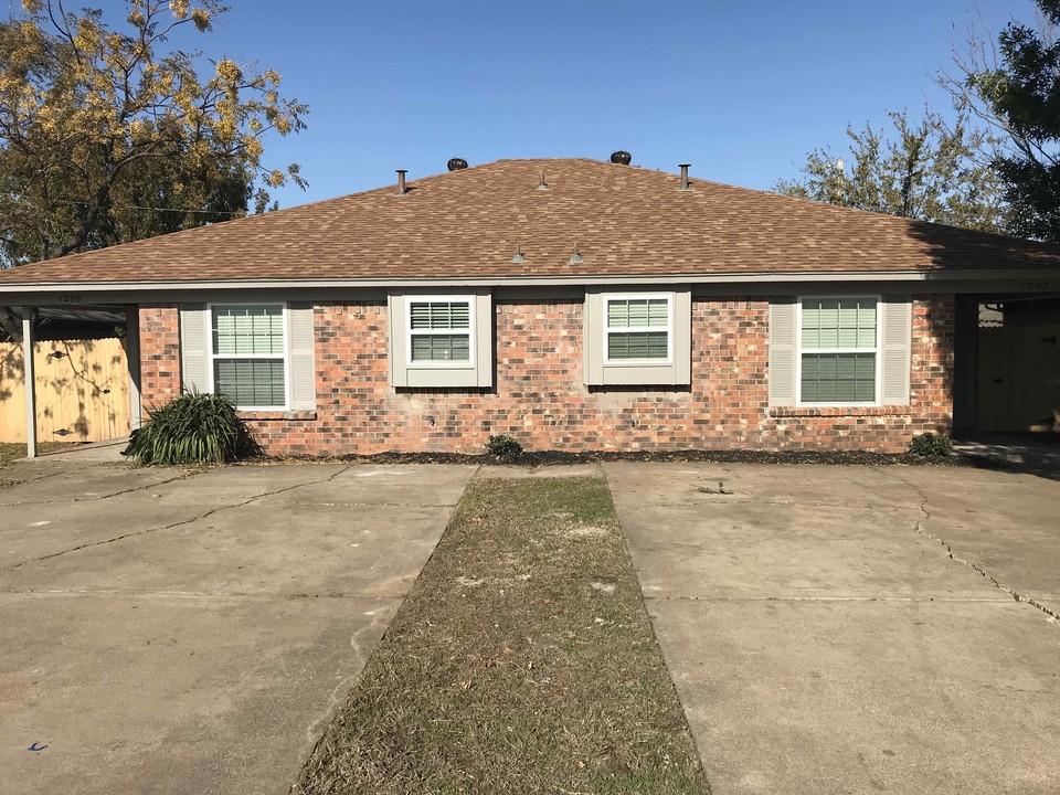 1207-1209 Wakefield Dr in Arlington, TX - Building Photo