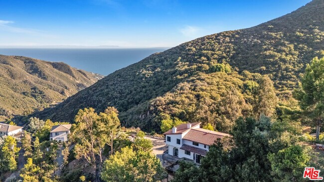 2382 Live Oak Meadows Rd in Malibu, CA - Foto de edificio - Building Photo