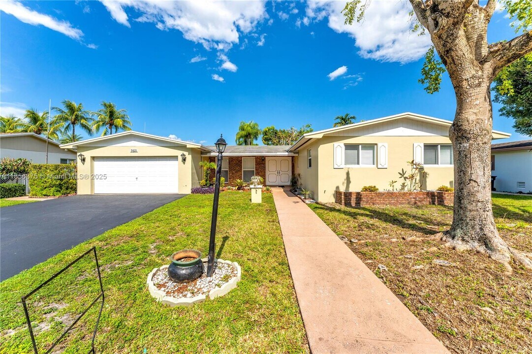7621 SW 146th Ave in Miami, FL - Building Photo