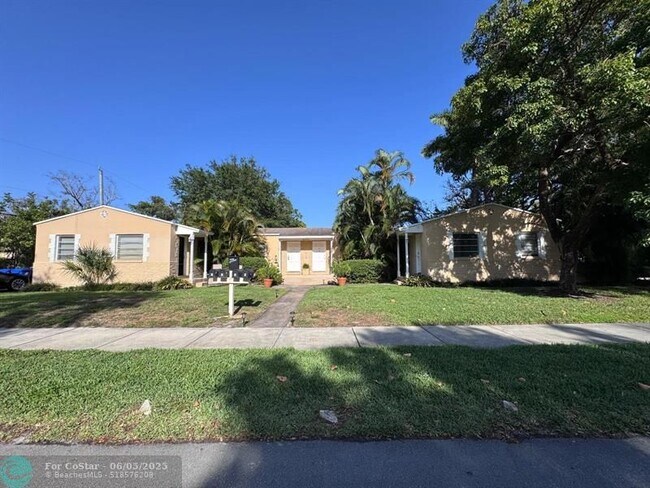 property at 916 SW 8th Ave