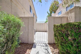 8067 Dorinda Ave in Las Vegas, NV - Building Photo - Building Photo